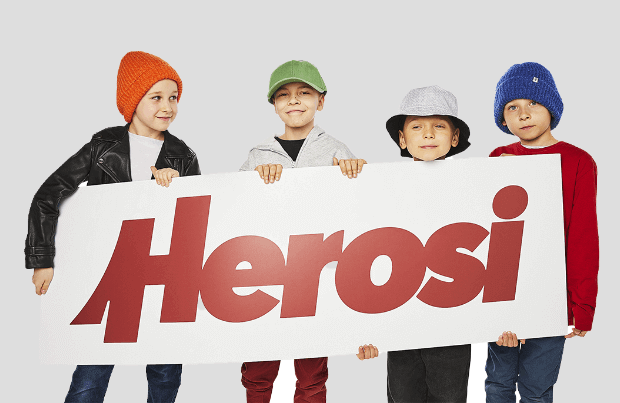 Dzieci z bannerem Fundacji Herosi